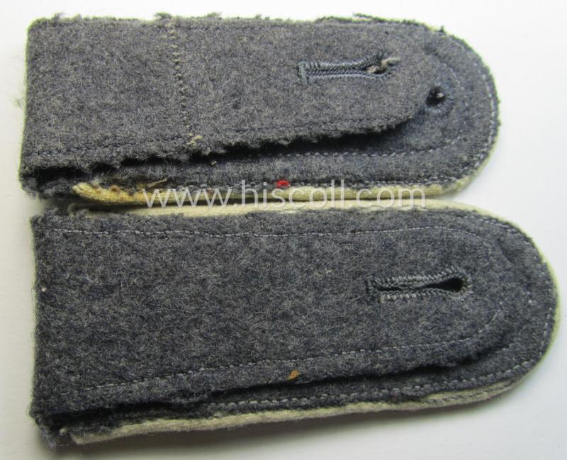 Pair of WH (Luftwaffe) white-piped, so-called: 'Hermann Göring'-division, NCO-type shoulderstraps: 'Fwbl. u. Mitglied der Hermann Göring Division'
