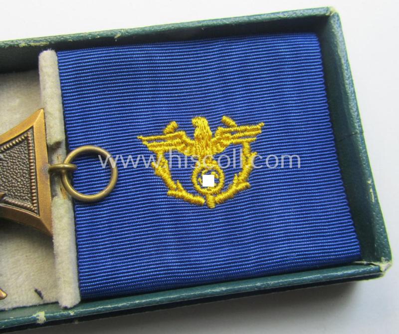 'Zollgrenzschütz-Ehrenzeichen' (or: customs loyal-service medal) that comes together with its full-length ribbon (ie. 'Bandabschnitt') and that comes stored in its repaired etui