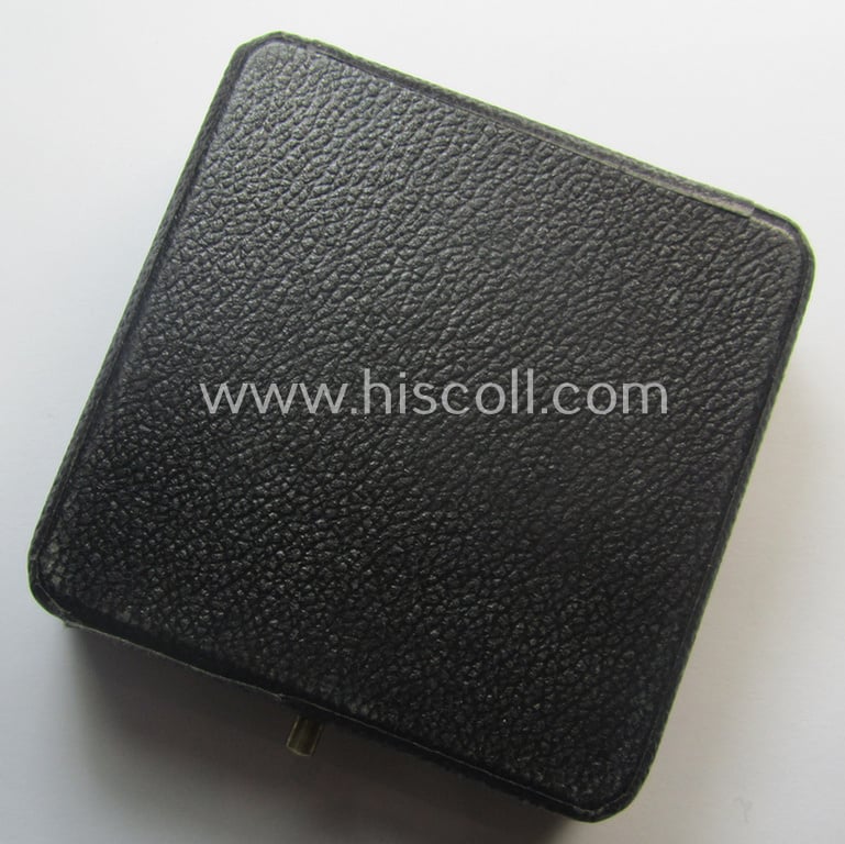 'Eisernes Kreuz 1. Klasse' (ie. Iron Cross 1st class) being an (I deem) early-war-period-produced (and neatly maker- ie. '65'-marked-) example by 'K&Q' that comes complete in its specific etui