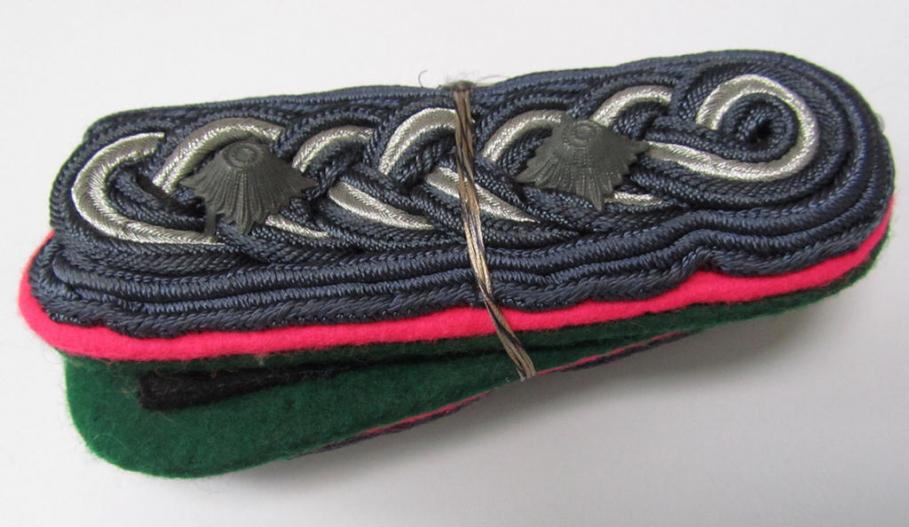 Attractive -matching and scarcely encountered! - pair of WH (Luftwaffe) NCO-type shoulderboards as was intended for a medium-ranked, administrative-official (ie. NCO) having the rank of: 'Oberfeldwebel' (ie.: 'Beambter des mittleren Dienstes')