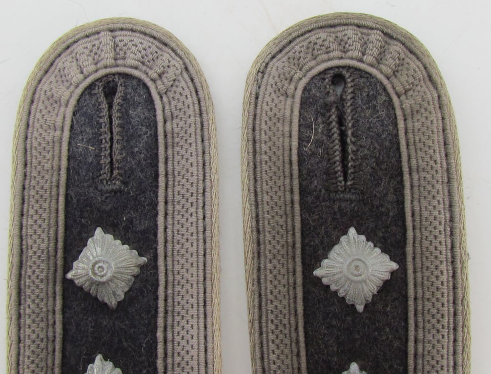 Luftwaffe Hermann Göring Division Oberfeldwebel shoulder boards.