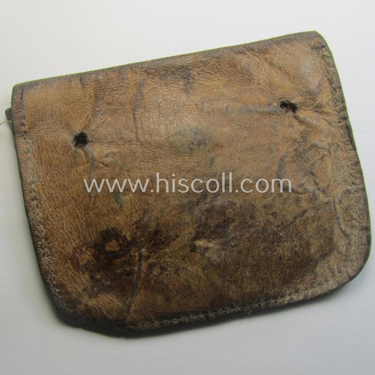 Natural-coloured- and/or genuine leather-based etui (ie. 'Tragetasche') as was intended to store an ID-disc (ie. 'Tragetasche für Erkennungsmarke') and that comes in a clearly used- ie. worn, condition