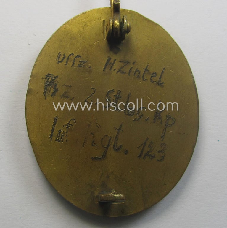 'Verwundeten-Abzeichen in Gold' being a non-maker-marked- and typical 'Buntmetall'-based (and period engraved!) example that comes stored in its maker- (ie. 'Hauptmünzamt - Wien'-) marked etui