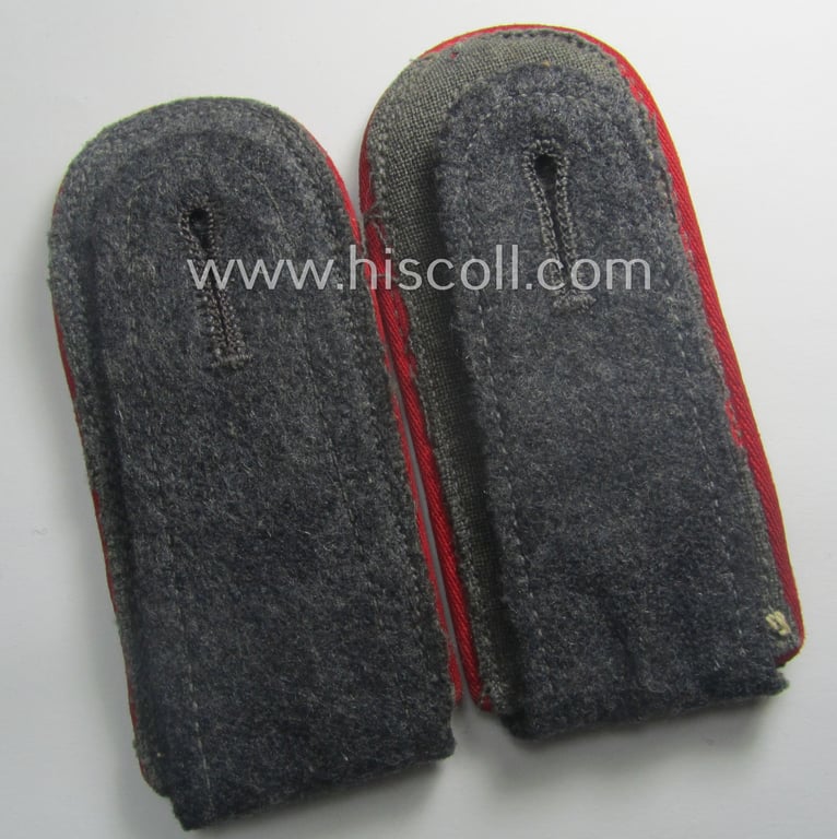 Neat - and/or fully matching! - pair of WH (Luftwaffe) NCO-type shoulderstraps as piped in the bright-red branchcolour as was intended for an: 'Oberfeldwebel o. Oberwachtmeister der Flak-Art.-Trpn.'