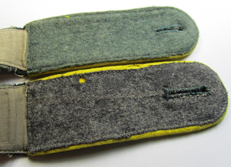 Neat - albeit regrettably mis-matched - pair of WH (Heeres), early- (ie. pre-) war-period- (ie. 'M36 o. 40'-pattern-) EM-type shoulderstraps as was specifically intended for usage by a: 'Soldat u. Mitglied einer Nachrichten-Regiments'