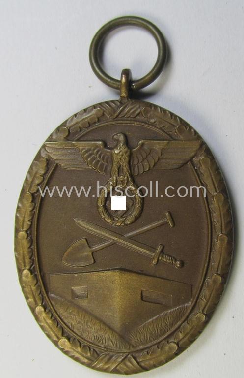 Medal-set: 'Deutsches Schutzwall Ehrenzeichen' (aka: 'Westwall'-medal) being a non-maker-marked- and/or: 'Buntmetall'-based specimen that comes together with its period- (and neatly folded ie. pre-confectioned) ribbon (ie. 'Bandabschnitt')