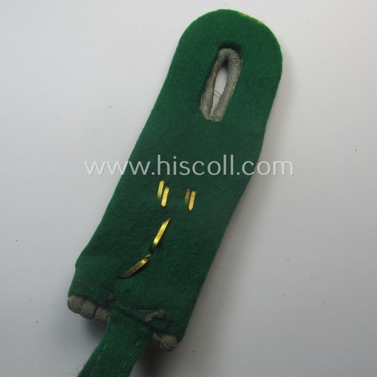 Attractive - albeit regrettably single! - WH (Heeres) 'cyphered' officers'-type shoulderboard as piped in the darker-green- (ie. 'grüner'-) coloured branchcolour as was intended for an: 'Oberleutnant des Gebirgsjäger-Rgts. 98'