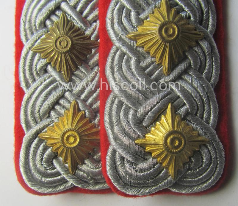Pair of WH (Luftwaffe) officers'-type shoulderboards as piped in the bright-red-coloured branchcolour was intended for usage by an: 'Oberst eines Flak-Artillerie Rgts. o. Abtlgs.'