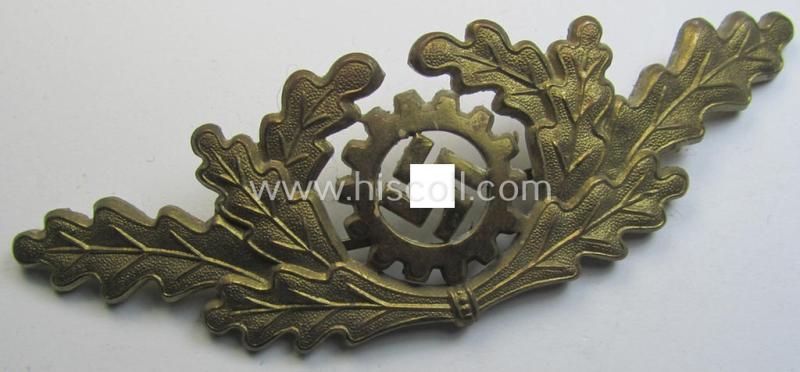 Superb, bright-golden-toned- and/or: 'Cupal'-based 'DAF' (ie. 'Deutsche Arbeitsfront') so-called: 'Werkschar'-cap-cocarde being a detailed example that shows a (double!) makers'- (ie. 'A'-) and/or: 'RzM M1/17'-designation