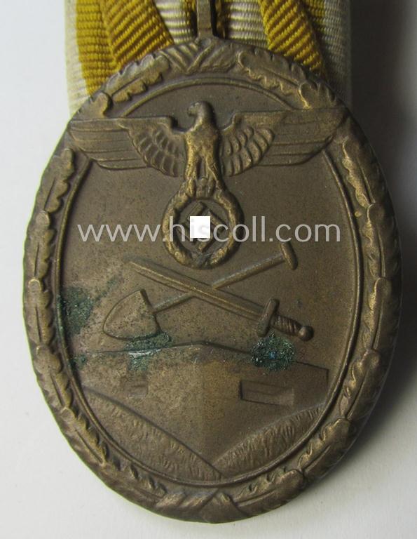 Single-pieced - and non-detachable! - WH medal-bar (ie. 'Orden- o. Einzelspange') showing a: 'Deutsches Schutzwall Ehrenzeichen' (aka: 'Westwall'-medal)