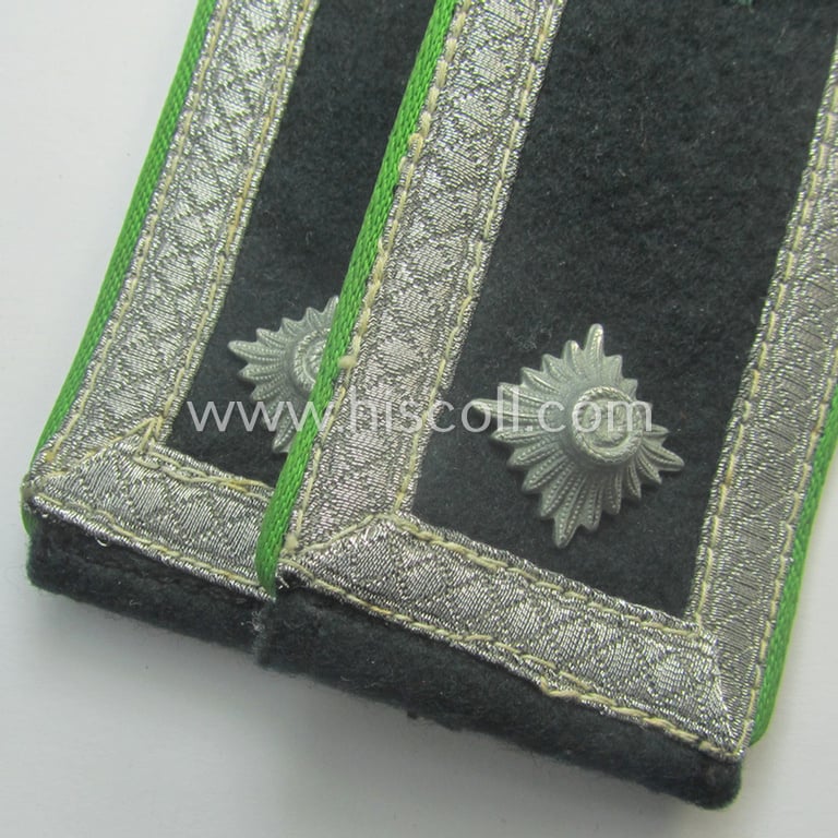 Pair of early- (ie. mid-) war-period so-called: 'M40'-pattern, WH (Heeres) NCO-type shoulderstraps as piped in the 'hellgrüner'-coloured branchcolour as intended for a: 'Feldwebel eines Panzer-Grenadier-Rgts. o. Abtlgs.'