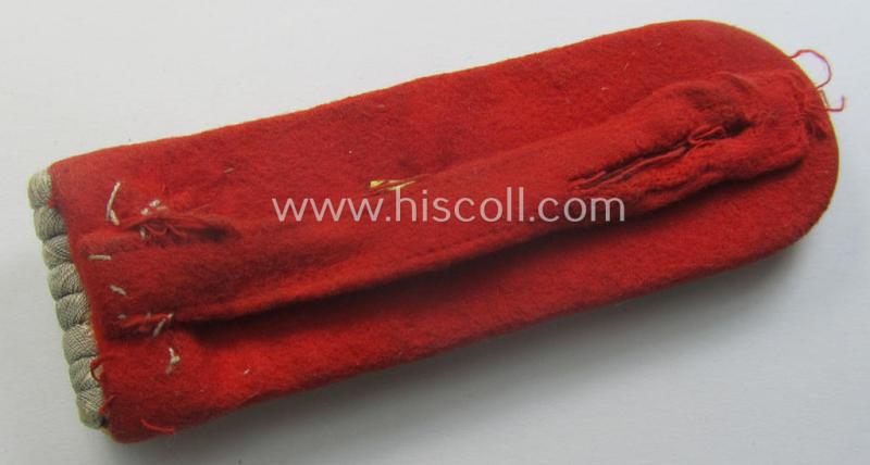 Single, WH (Heeres) neatly 'cyphered', officers-pattern shoulderboard as intended for an: 'Oberleutnant u. Mitglied einer Art.-Beo.-Abts.'