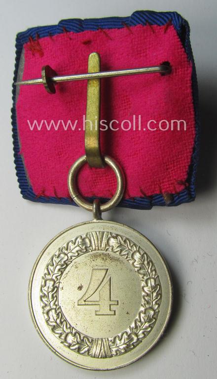 Bright silver-toned - and detachable! - WH (Heeres o. KM) so-called: 'Einzelspange' showing a: 'WH-Dienstauszeichnung 4. Stufe' (as was intended for 4 years of loyal-service) and that shows a detailed, Heeres o. KM-type-eagle-device, period-attac...