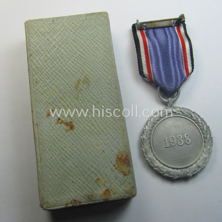 Light-weight (ie. typical aluminium-based) medal as was intended for air-raid wardens 2nd. class (or: 'Luftschutz-Ehrenzeichen 2. Stufe') that comes stored in its period, dove-grey-coloured etui