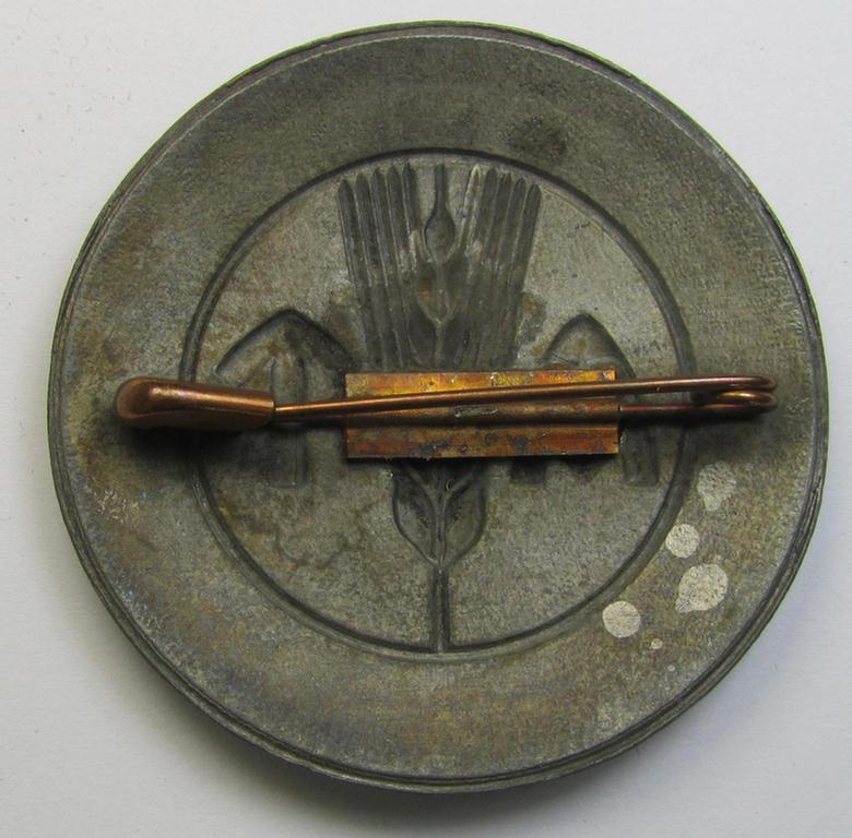 Greyish-silver-coloured- and/or zinc-metal-based, so-called: 'Arbeidstjenesten (AT)' (or: Norwegian labour-service) womens'-service-badge (ie: 'Dienstbrosche') as was intended for a: 'Nestlagfoerer'