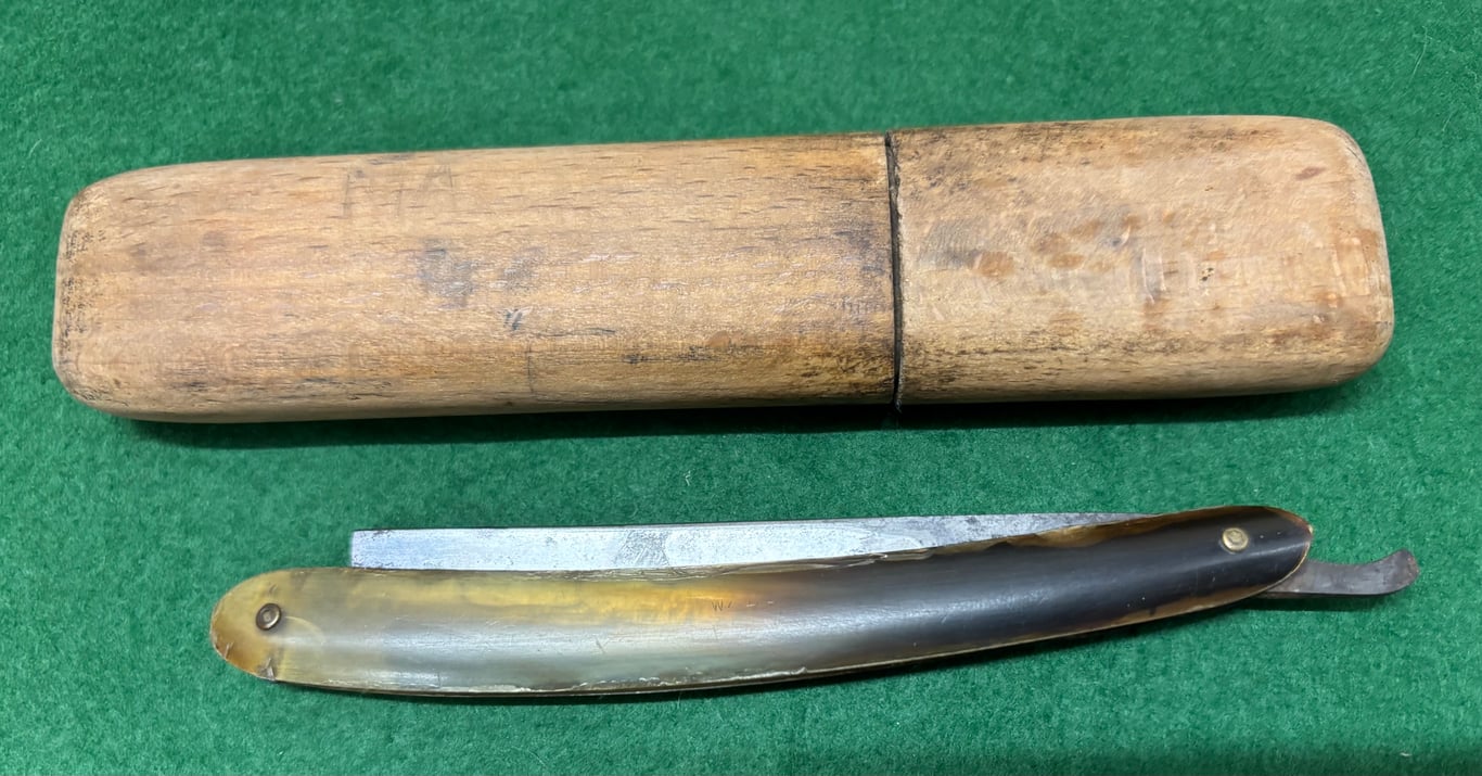 WW1 Issue Razor with Service Number