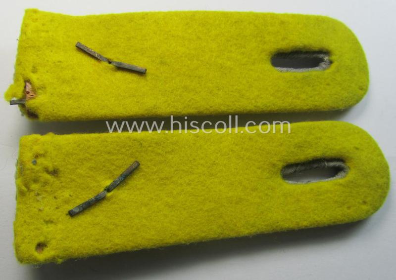 Attractive - and fully matching! - pair of WH (Heeres) officers'-pattern shoulderboards as piped in the bright-yellow-toned branchcolour as was intended for an: 'Oberleutnant eines Nachrichten-Abtlgs.'