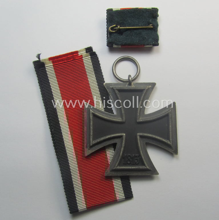 'EKII. Klasse' being a non-maker-marked example that comes together with its 'Feld- o. Bandspange' by (I deem) the maker (ie. 'Hersteller'): 'AG der Graveur-, Gold- und Silberschmiede-Innungen'