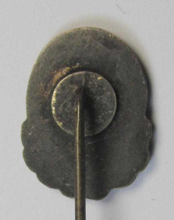 Rarely seen, silver-toned- and/or neatly enamelled, so-called: DDAC (ie. 'Der Deutsche Automobil Club') honorary-badge (or: 'Silberne Ehrennadel 1934') being a non-maker-marked example that comes mounted onto its long-sized pin