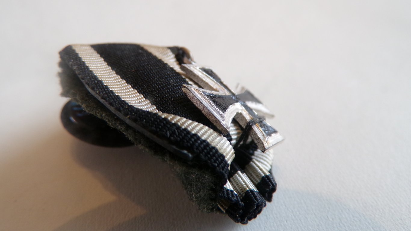 luxury version button hole Iron Cross WW1