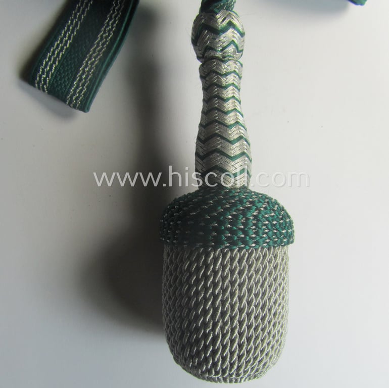 Darker-green- and silver-coloured, NCO-type side-arm knot (ie. 'Portepee' ie.: 'Troddel') as was used for the various WH-bayonets that comes in an overall very nice- (I deem 'virtually mint- ie. unissued'-), condition