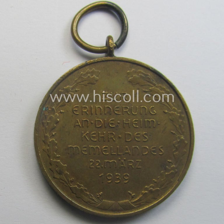 WH Memelland 'Anschluss'- (ie. occupation-) medal: '22 März 1939' (being a minimally used example of the so-called: 'slanted G'-type) that comes together with its original non-confectioned ribbon (ie. 'Bandabschnitt')
