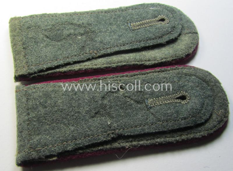 Superb - and fully matching! - pair of early- (ie. mid-) war-period so-called: 'M40 o. M43'-pattern, WH (Heeres) EM-type shoulderstraps as piped in the 'bordeaux'-coloured branchcolour as intended for a: 'Soldat eines (Nebel)Werfer-Rgts. o. Abtl...