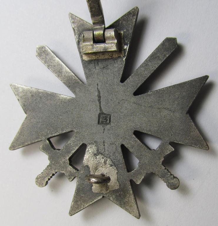 Attractive, 'Kriegsverdienstkreuz 1. Klasse mit Schwertern' (being a clearly maker- ie. '3'- or by: 'Wilhem Deumer'-) marked specimen that is executed in typical silverish-grey-coloured- and/or zinc-based metal (ie. 'Feinzink')