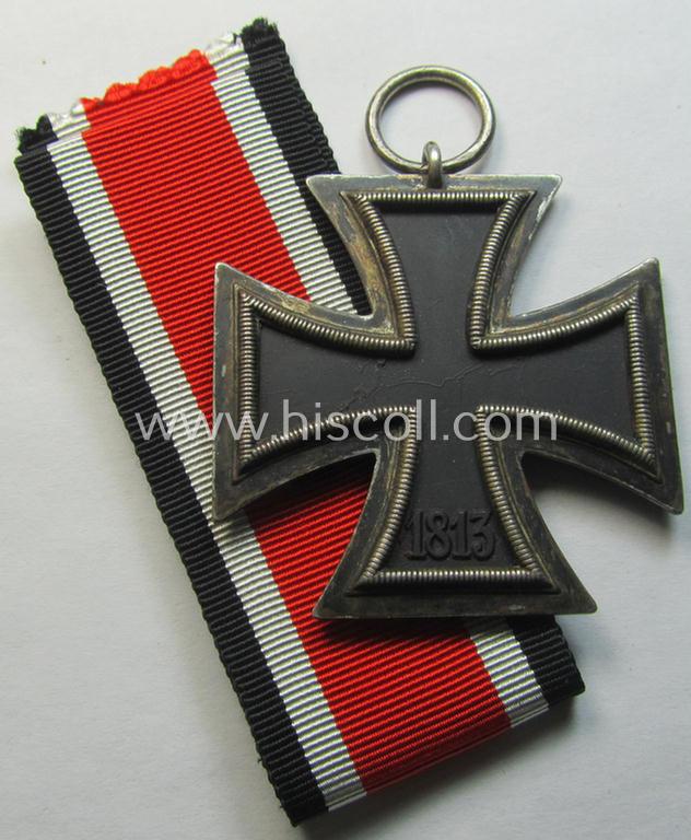 Attractive, 'Eisernes Kreuz II. Klasse' being a non-maker-marked example that comes together with its original- and never-mounted ribbon (ie. 'Bandabschnitt') as was (I deem) produced by the maker (ie. 'Hersteller'): 'AG der Hanauer Plakettenh...