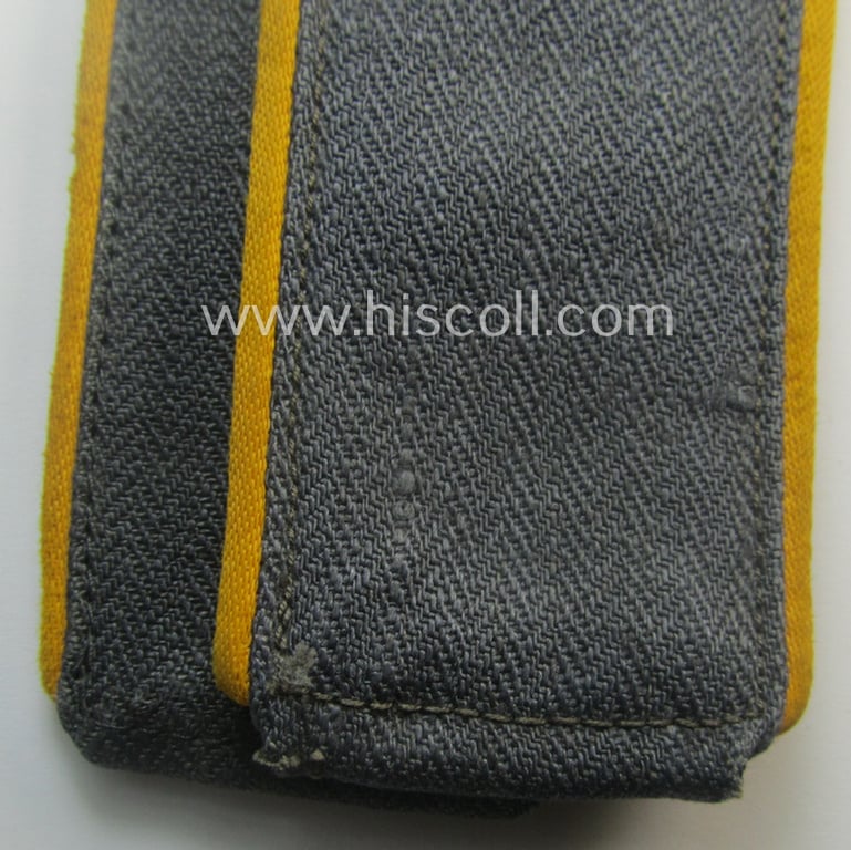 Pair of WH (Luftwaffe) shoulderstraps as was executed in typical 'HBT'-type cloth and piped in the bright-yellow-coloured branchcolour as was intended for a: 'Soldat der Flieger- o. Fallschirmjäger-Trpn.'