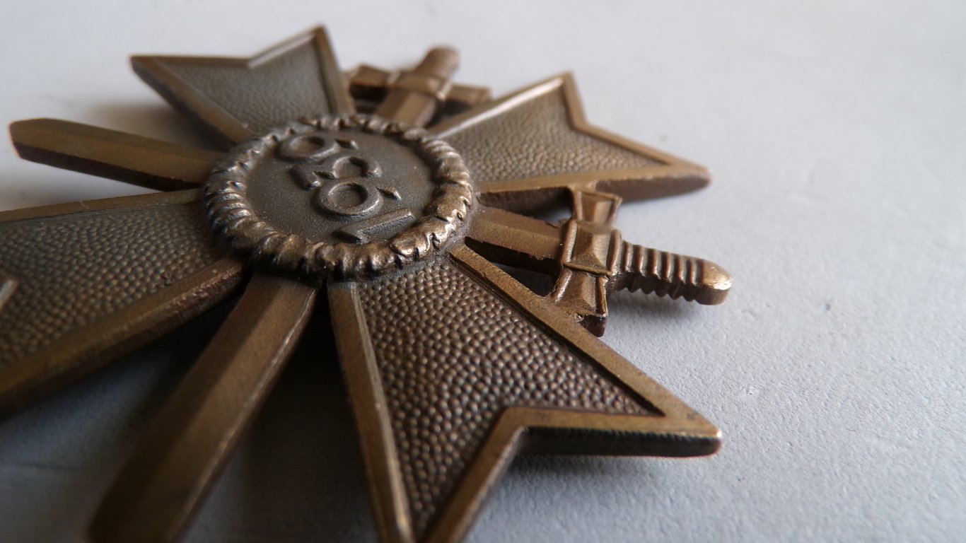 Kriegsverdienskreuz mit schwerten