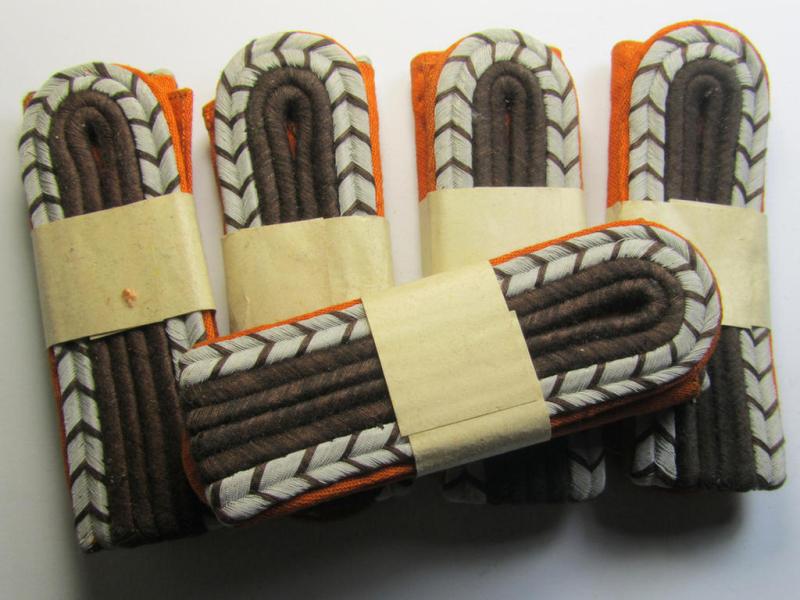 Superb - and fully matching! - 'Gendarmerie'-related NCO-type shoulderboard-pair for a: 'Wachtmeister der Gendarmerie' (that comes still 'packed' in its period wrapping-'Banderolle' marked: 'Lendvay - Wien 62')