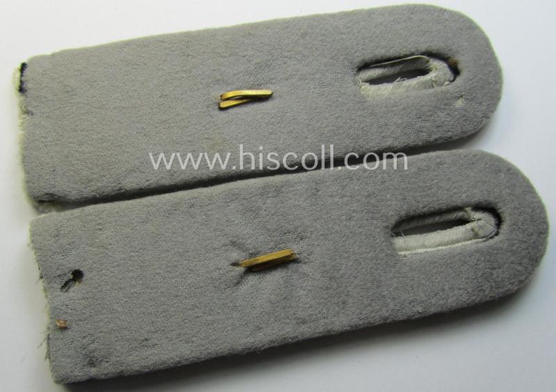 Attractive - and fully matching! - pair of WH (Heeres) neatly 'cyphered', officers'-type shoulderboards as (dual)piped in the black-coloured branchcolour as was intended for a: 'Leutnant der Res. des Pionier-Batallions 7'