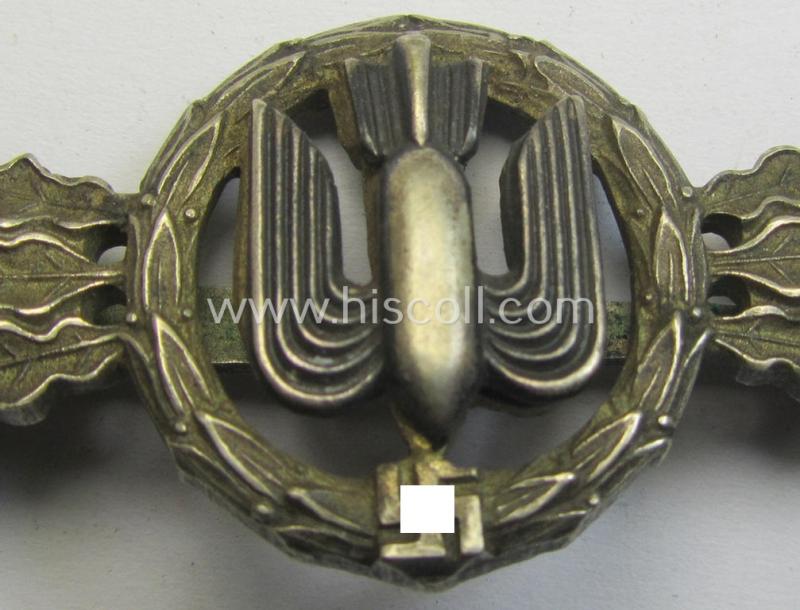 Attractive, tombak- (ie. 'Buntmetall'-) based- and/or non-maker-marked example of a WH (Luftwaffe) 'Frontflugspange für Kampfflieger in Silber' as presumably produced by the: 'C.E. Juncker'-company