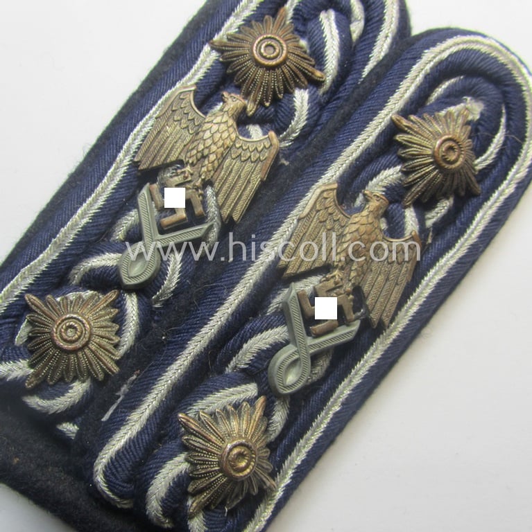 Moderately used pair of WH (Kriegsmarine) NCO-type shoulderboards as intended for a medium-ranked, administrative-official (ie. NCO) having the rank of an: 'Oberfeldwebel' (ie.: 'Beambter des mittleren Dienstes')