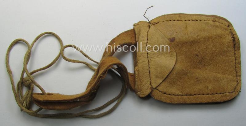 Natural-coloured- and/or genuine leather-based etui (ie. 'Tragetasche') as was intended to store an ID-disc (ie. 'Tragetasche für Erkennungsmarke')