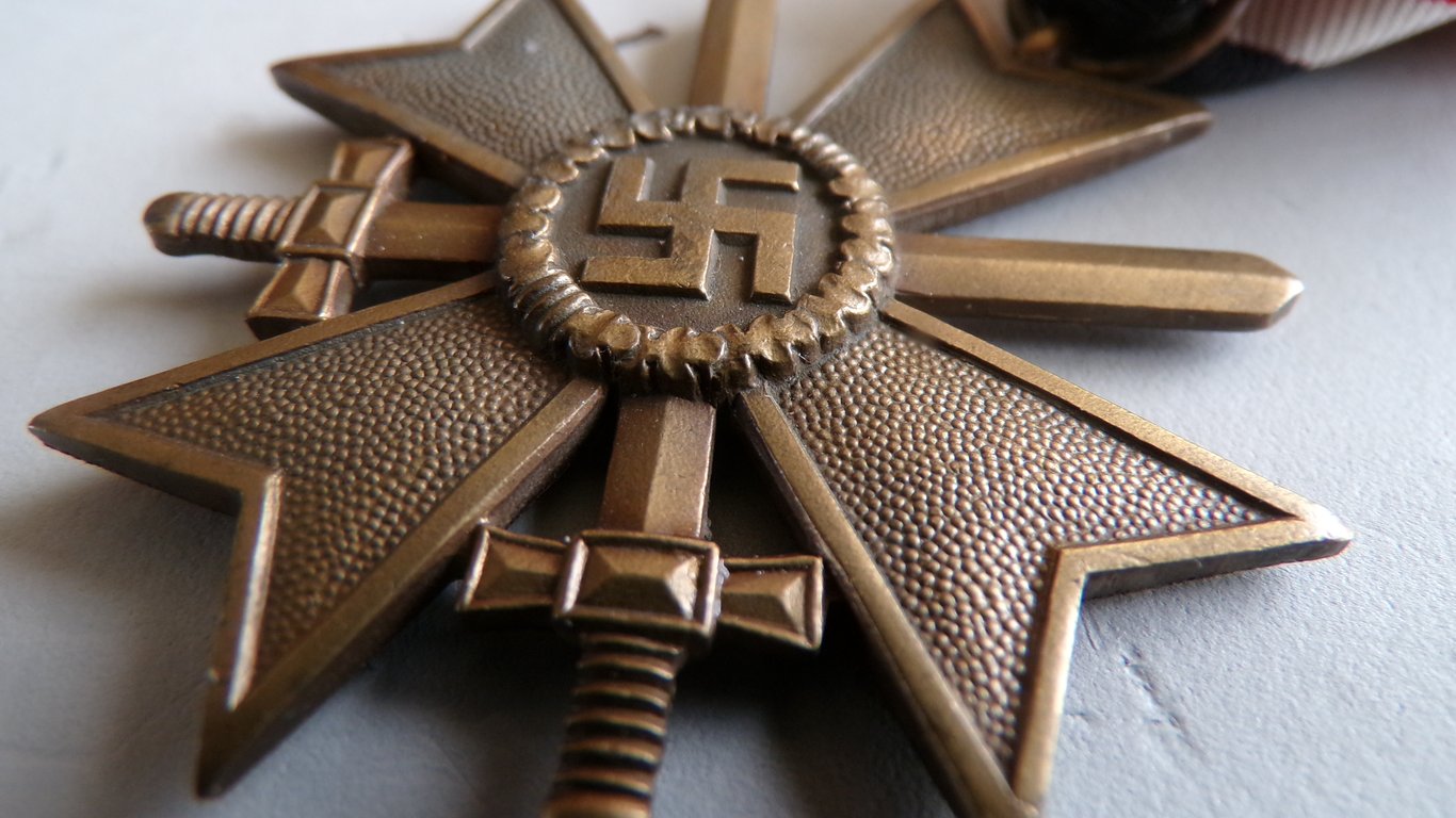 Kriegsverdienskreuz mit schwerten