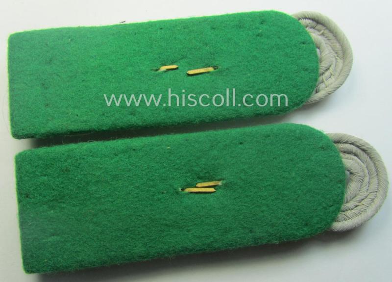 'Virtually mint' pair of WH (Heeres) 'cyphered', officers'-type shoulderboards: 'Major der Jäger- o. Gebirgsjäger-Trpn. u. Mitglied einer Gebirgjägerschule'