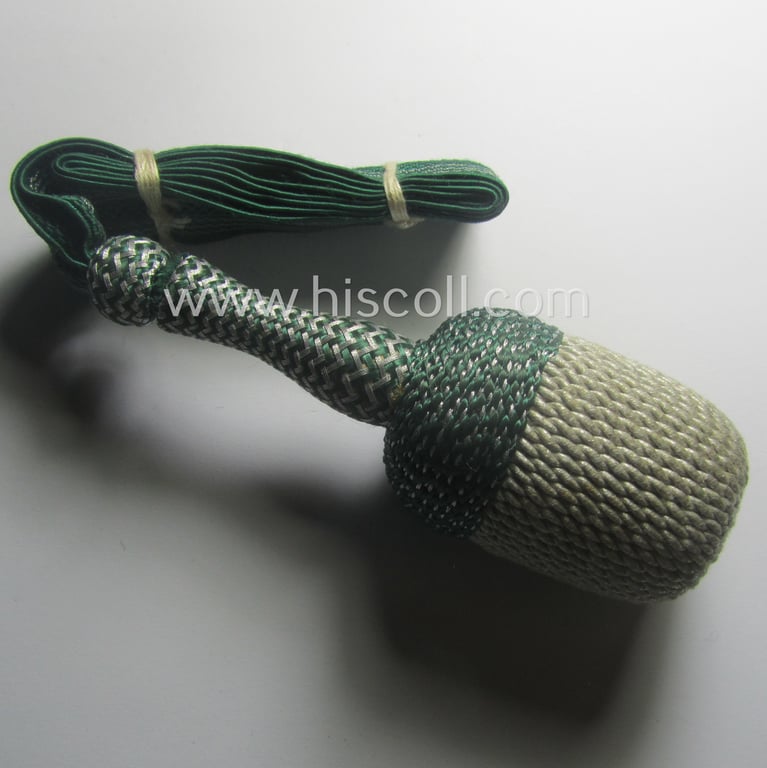 Darker-green- and silver-coloured, NCO-type side-arm knot (ie. 'Portepee' ie.: 'Troddel') as was used for the various WH-bayonets that comes in an overall very nice- (I deem 'virtually mint- ie. unissued'-), condition
