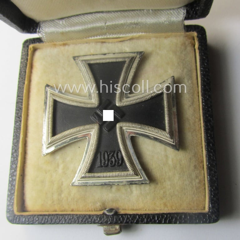 Superb, 'Eisernes Kreuz 1. Klasse' (ie. Iron Cross 1st class) being an (I deem) mid-war-period produced- and '26'-marked (ie. by: 'B.H. Mayer's Kunstprägeanstalt'-produced) example and that comes complete in its specific etui