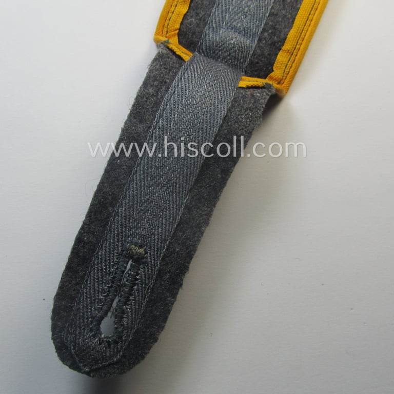 Single - but nevertheless scarcely encountered! - WH (Luftwaffe) later-war period- (ie. 'simplified'- ie. 'M44- o. M45'-pattern-) EM-type shoulderstrap as was intended for a: 'Soldat der Flieger o. Fallschirmjäger-Trpn.'