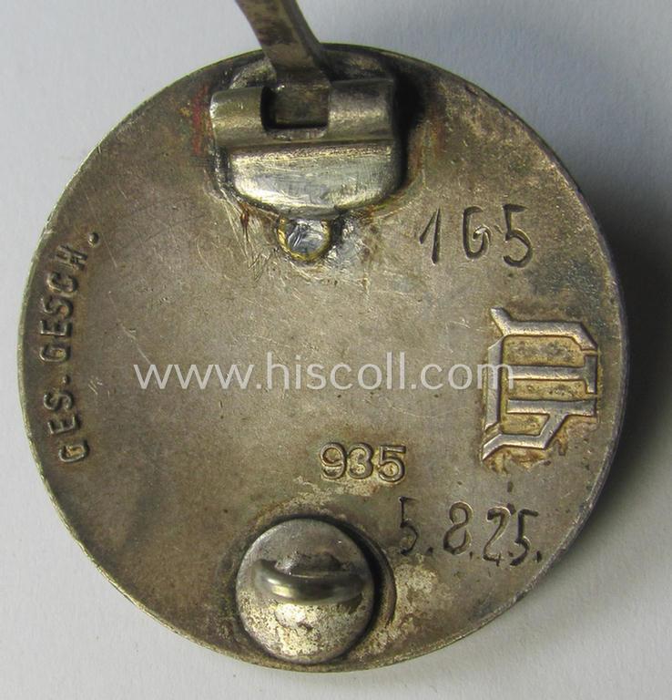 Superb, enamelled lapel-pin: 'Der Stahlhelm' - Bund der Frontsoldaten (Sta) - Eintrittsabzeichen 1925' being a nicely engraved example that comes in an overall very nice- (and/or fully undamaged!), condition