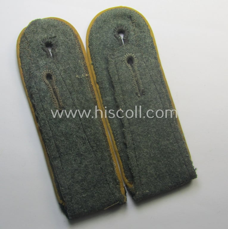 Pair of WH (Heeres) EM-type shoulderstraps: 'Soldat einer Kavallerie- o. Aufklärungs-Abtlgs.'
