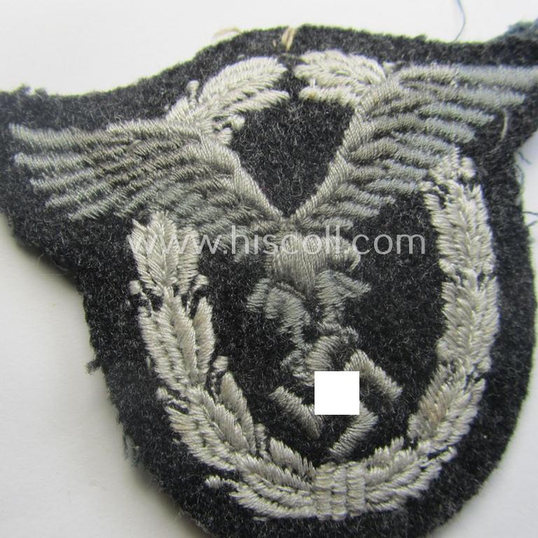 Moderately used, WH (Luftwaffe) 'Flugzeugführerabzeichen in Stoff' or: pilots'-badge) that is nicely machine-embroidered and being of the so-called: 'padded version'