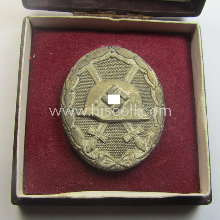 'Verwundeten-Abzeichen in Silber' being a clearly maker- (ie. '30'-) marked- and/or typical 'Feinzink'-based example that comes stored in its maker- (ie. 'Hauptmünzamt Wien III'-) marked- and period etui