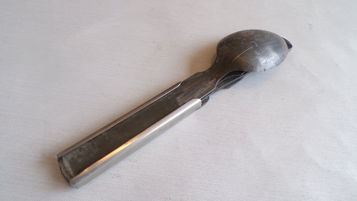 Matching 1943 4-Piece "Klaue" Field Utensil Set