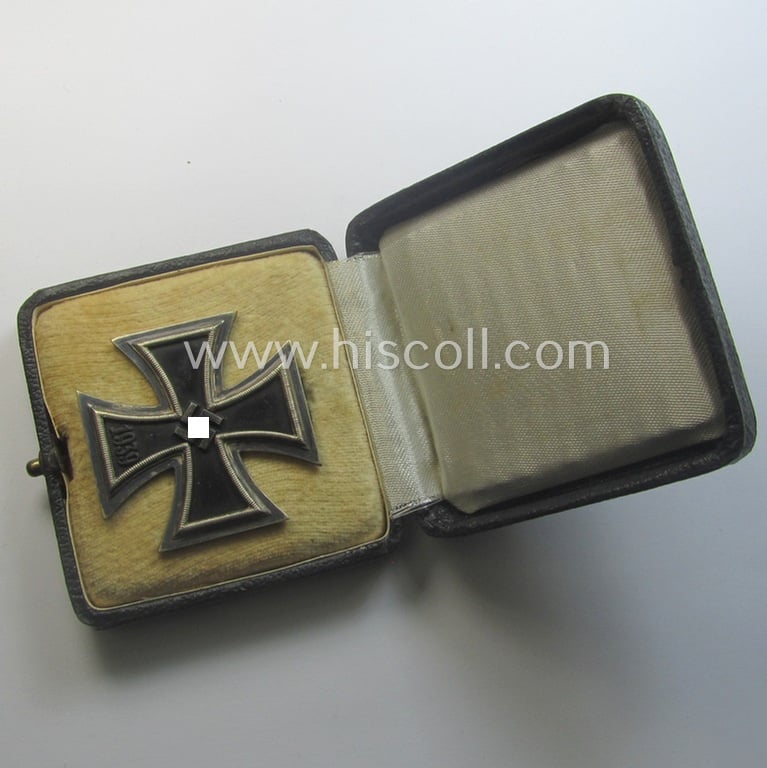 'Eisernes Kreuz 1. Kl.' (or: Iron Cross 1st class) being a (typical) maker- (ie. '100'-) marked example by the maker (ie. 'Hersteller'): 'R. Wächter u. Lange' and that comes in its original etui as issued
