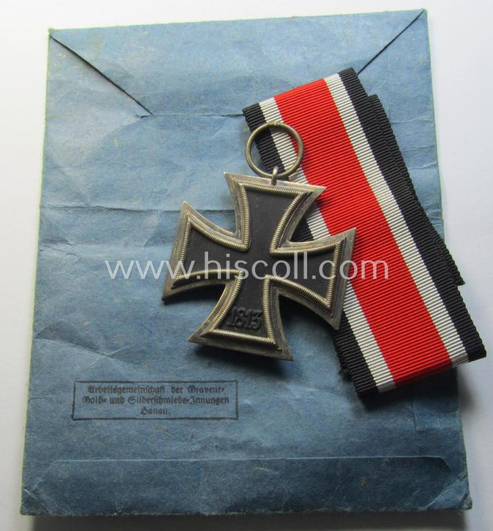 Neat, 'Eisernes Kreuz II. Klasse' being a non-maker-marked example that comes together with its ribbon (ie. 'Bandabschnitt') and 'Zellstoff'-based pouch as was produced by the maker: 'AG der Graveur-, Gold- u. Silberschmiede-Innungen'