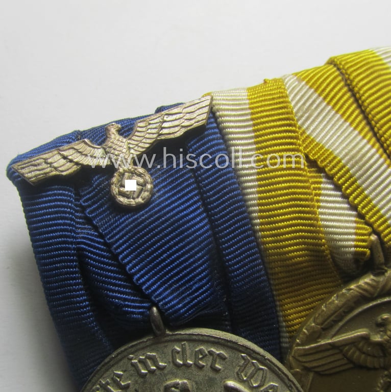 2-pieced WH (Heeres o. KM) medal-bar (ie. 'Orden- o. Doppelspange') showing resp. a: 'WH DA für 4 Jahre t.D.' and a: 'Deutsches Schutzwall Ehrenzeichen' (aka: 'Westwall'-medal)