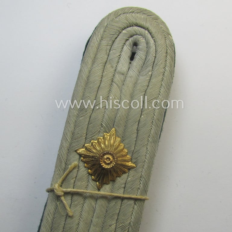 Fully matching WH (Kriegsmarine ie. 'Küstenartillerie') officers'-type shoulderboard-pair (that comes mounted onto its unsually seen: 'Auf der Steg'-mounting): 'Oberleutnant eines Küstenartillerie-Abtgs.'